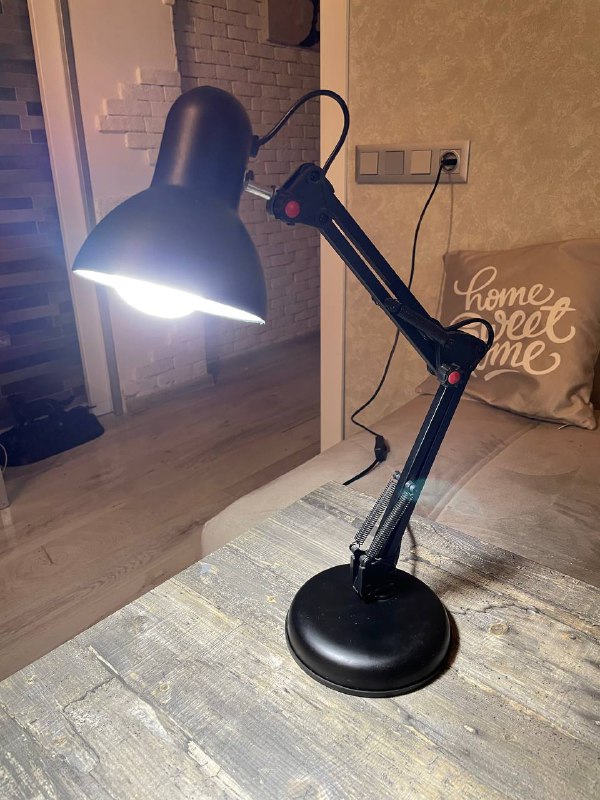 Настольная лампа с гибким креплением 2