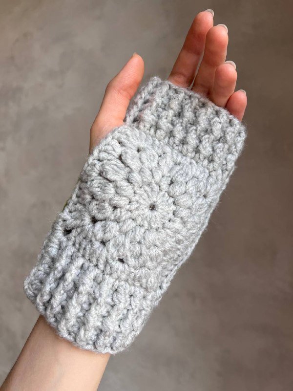 Митенки с подсолнухами из плотной пряжи 3