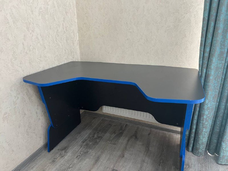 Рабочий стол с выемкой письменный геймерский 2