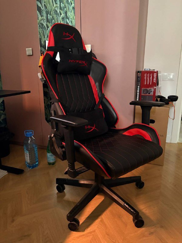 Красное игровое кресло HyperX, черное кожаное кресло 1