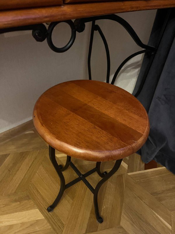 Туалетный столик с зеркалом и стулом 4