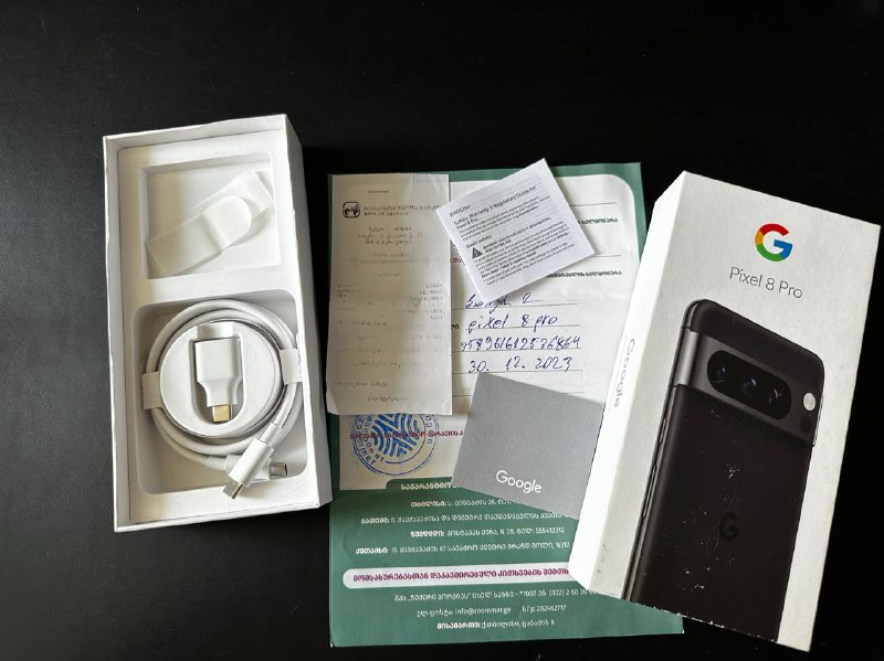 Google Pixel 8 Pro смартфон с аксессуарами 3