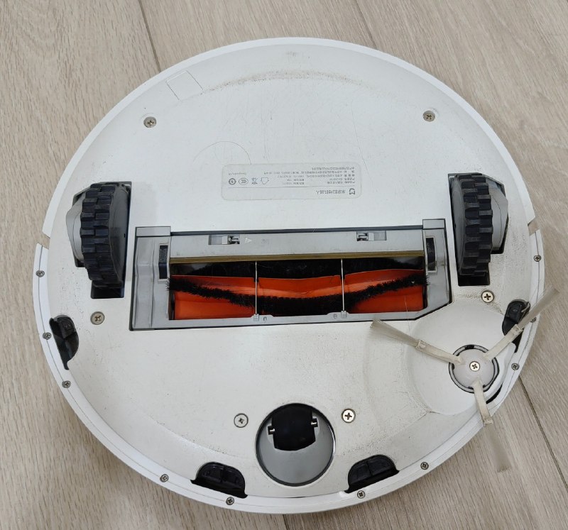 Ikea becant desk, Braun blender, Harman speakers, Huawei monitor, Xiaomi vacuum, cosmetic fridge 3