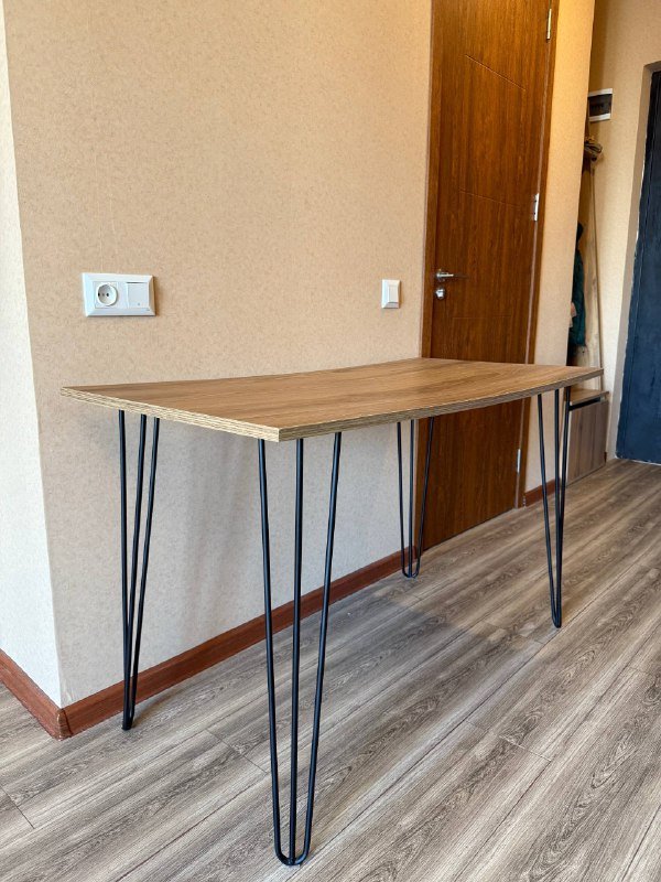 Деревянный стол с металлическими ножками 2
