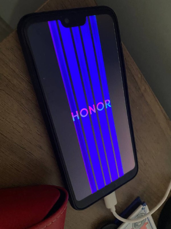 Телефон Honor 10 с поврежденным экраном