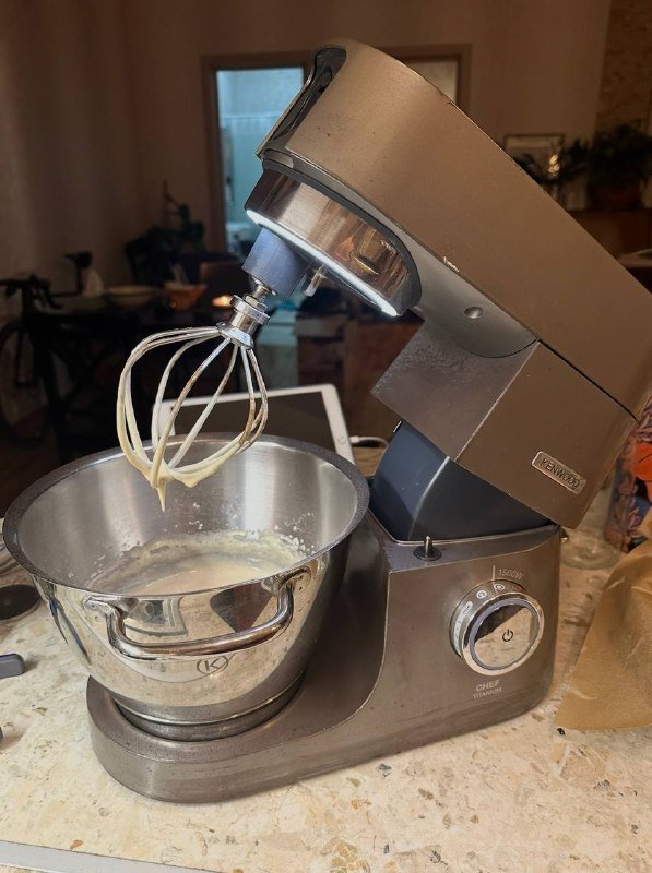 Планетарный миксер Kenwood Chef с насадкой мясорубка 2
