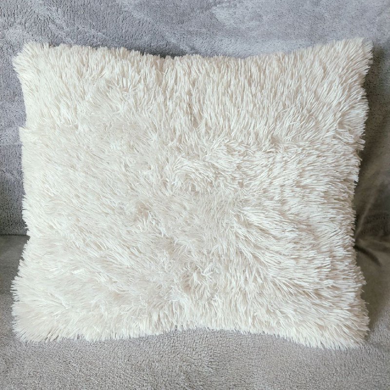 Белая декоративная пушистая подушка JYSK 50 см