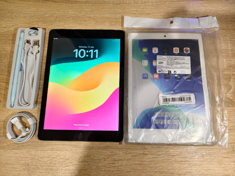 Планшеты Apple iPad 6 32 gb с аксессуарами