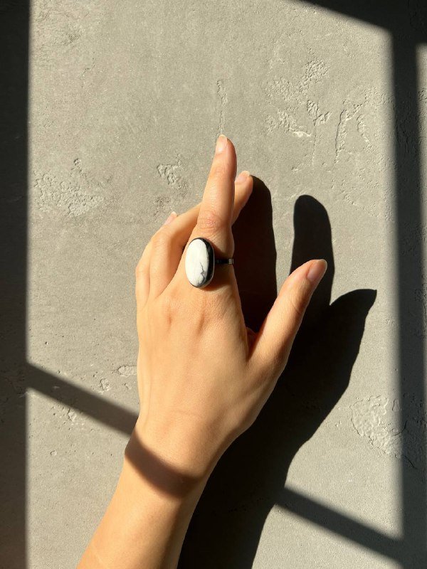 Кольцо с белым кабошоном размер 17,5 2