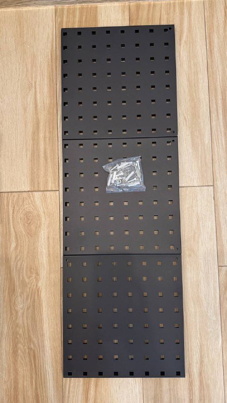 Металлическая перфорированная настенная полка 30x30 см