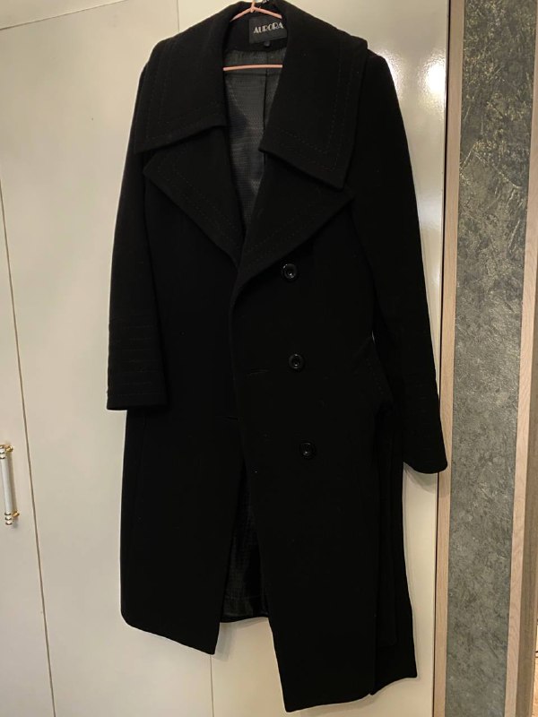 лампа настольная, тумбочка, ваза, блендер, бокалы, робот пылесос, пальто, вешалка, кофта 8