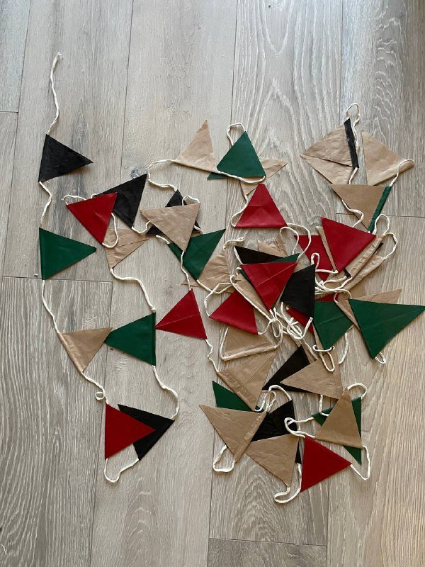 Бумажные флажки на трикотажной нити