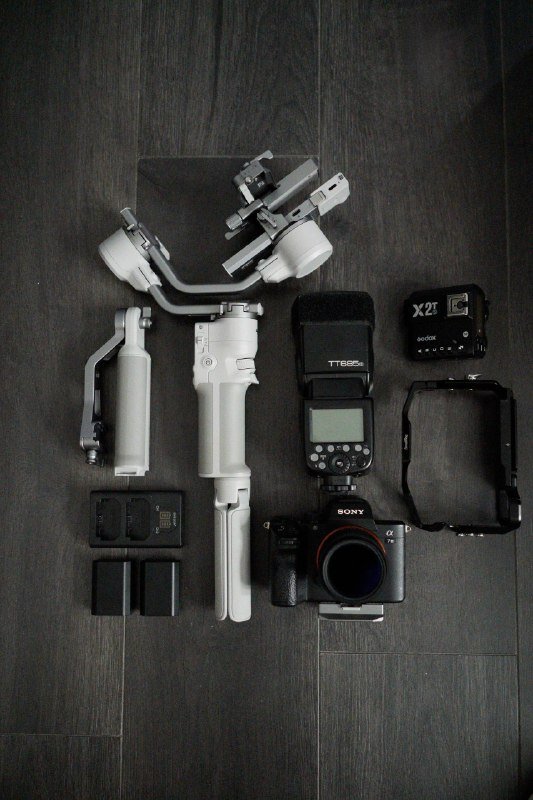 Sony A7 III, Zeiss 35mm, DJI RS 4 Mini, Flash, Light