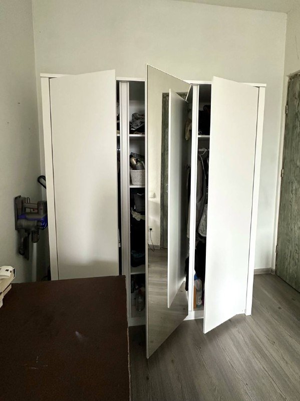 Шкаф Jysk трехстворчатый с зеркалом 2