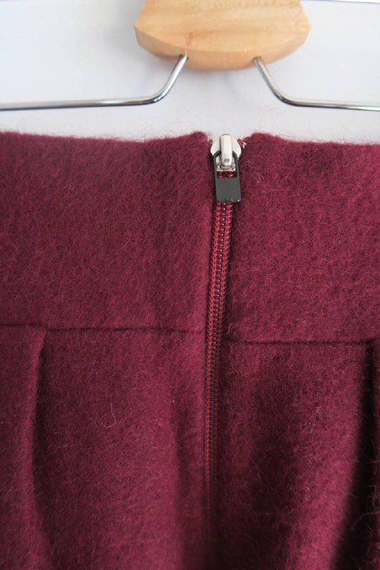 Бордовая шерстяная юбка-карандаш с карманами и складками 3
