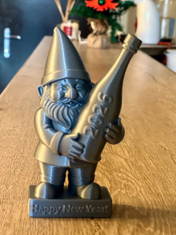 Новогодняя игрушка деда Мороза из пластмассы 2