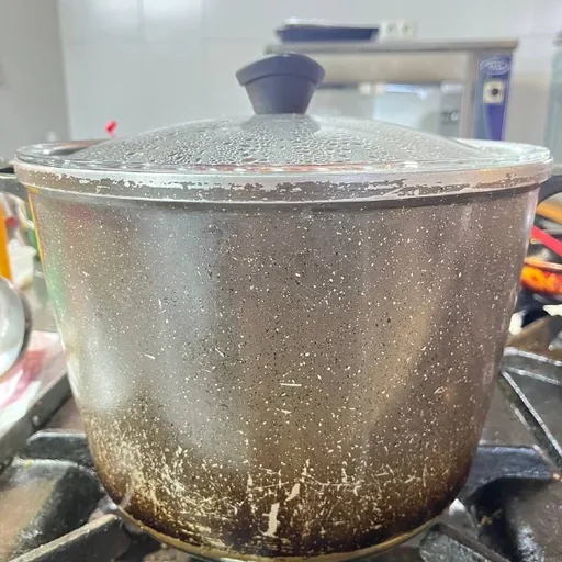 Кастрюли, кухонная посуда, контейнеры, бокалы, кружки