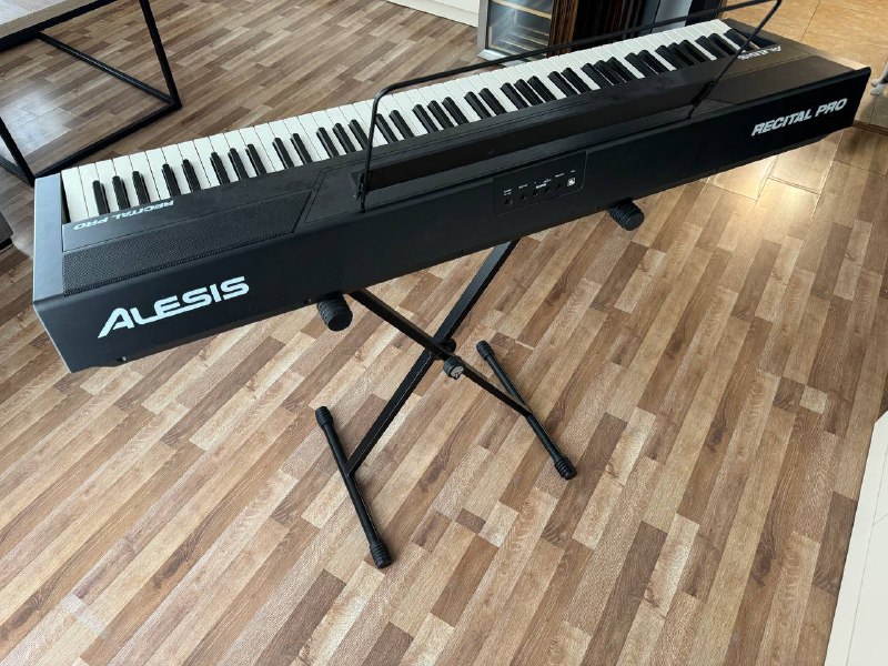 Цифровое пианино Alesis Recital Pro со стойкой и педалью