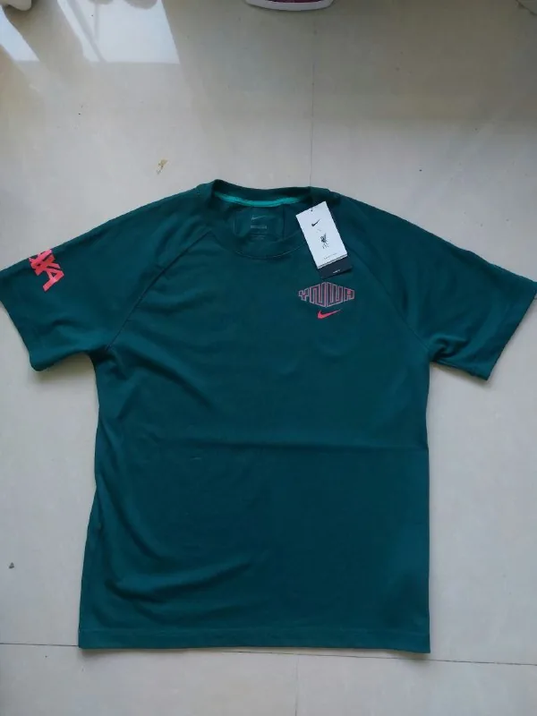 Футболка Nike Liverpool FC Travel Tee 1