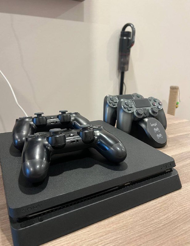 PlayStation 4 Slim, геймпады, зарядная станция 1