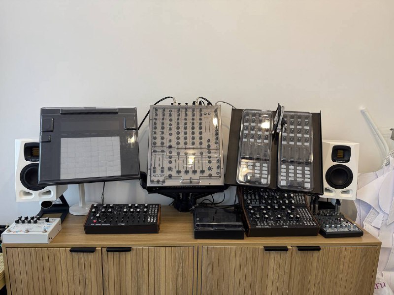 Ableton Push 3, Elektron Analog Heat, MOOG Synthesizers, ADAM-Audio Monitors 3