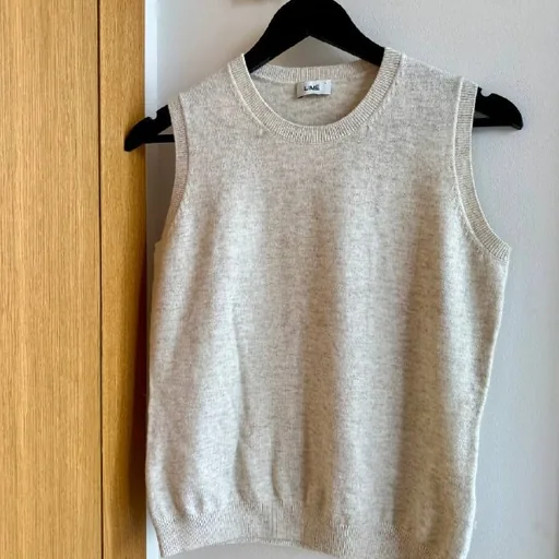 Топ Lime, куртка Oysho, джинсы AllWeNeed