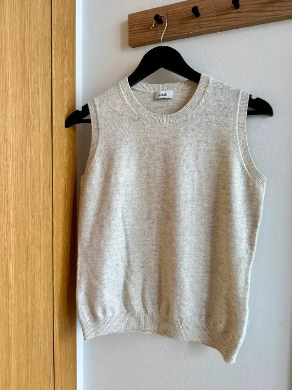 Топ Lime, куртка Oysho, джинсы AllWeNeed 1
