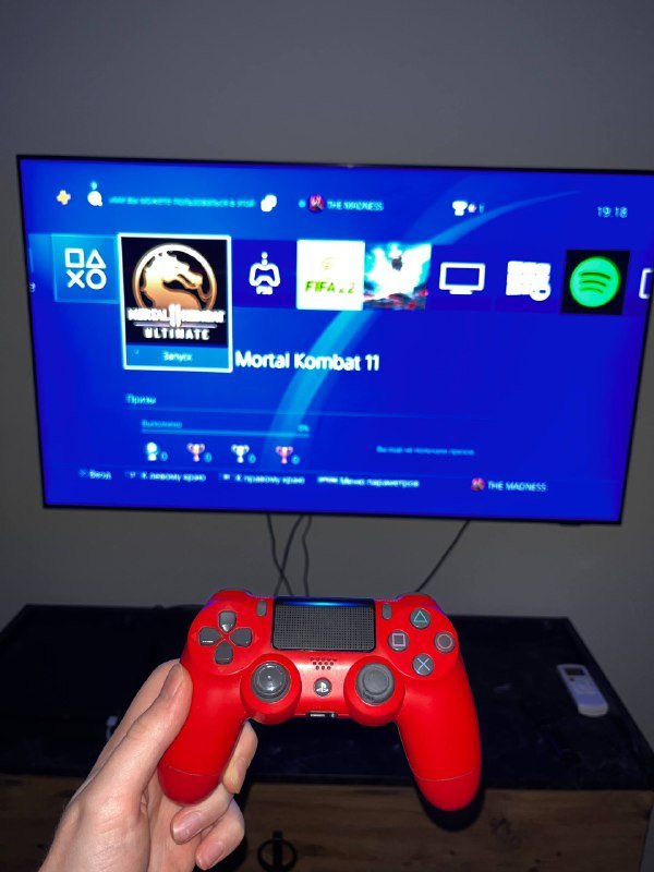 PlayStation 4 Slim 512 ГБ, 2 джойстика, 3 игры