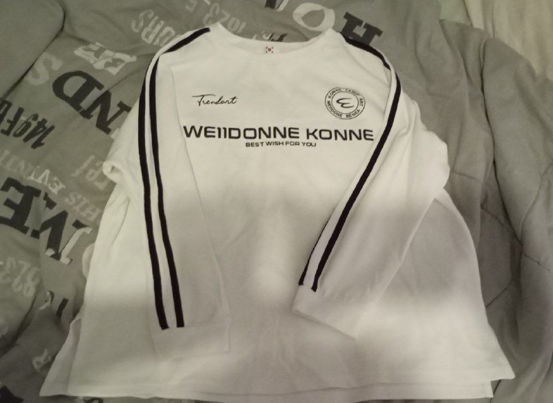 Белый свитшот с надписями и черными полосками на рукавах