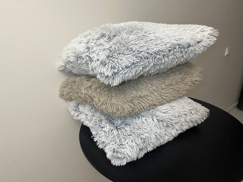 Лампы, пушистые подушки, крючок, корона, бижутерия 5