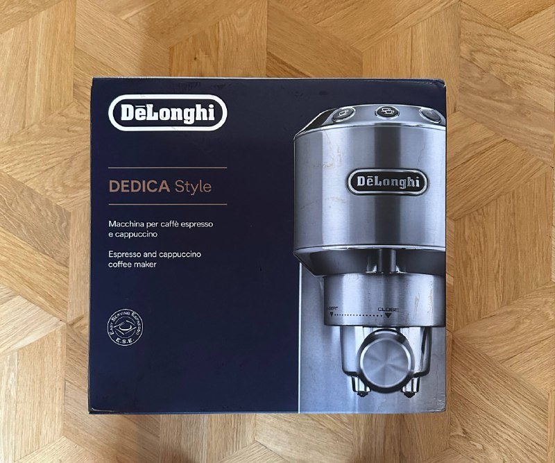 Кофемашина DeLonghi с комплектом для чистки и насадками