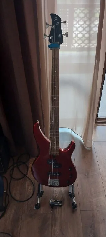 Бас гитара Yamaha TRBX174, Vox amPlug 2 Bass, стойка 1