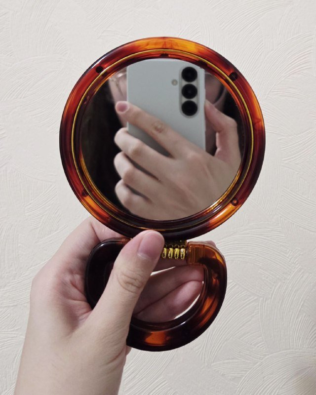 Вешалки металлические, расчёска, крем Topicrem, зеркало, духи Antonio Maretti 7