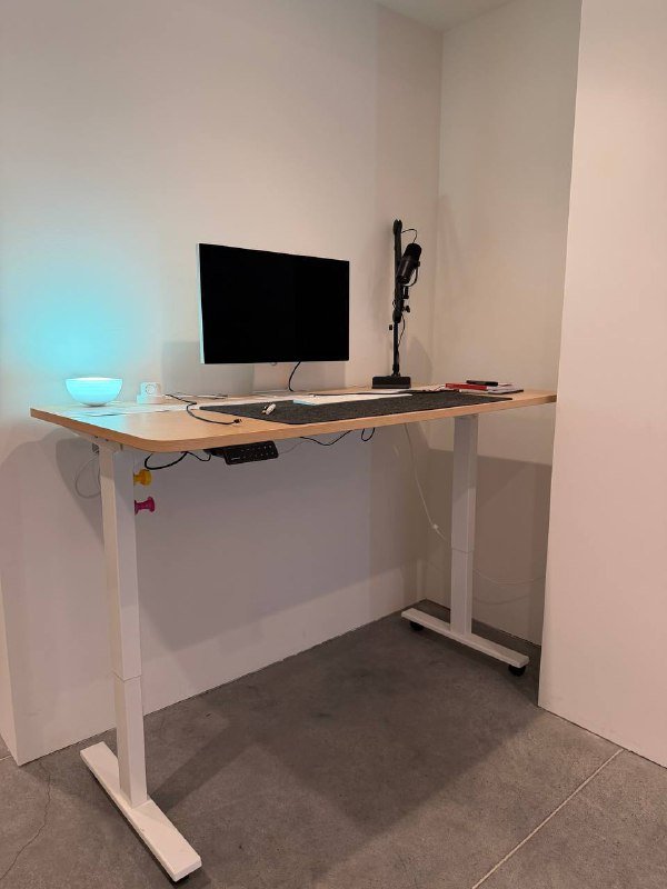 Большой рабочий стол с подъемным механизмом