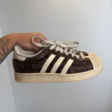 Лоферы, кроссовки Adidas Superstar, кепки 10