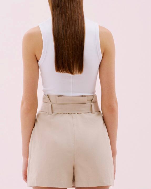 черная куртка, спортивные штаны, светлая рубашка, бежевые брюки 8