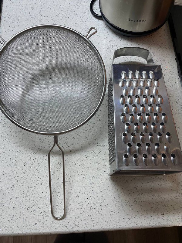 Кухонные приборы, сито, тёрка, венчик, столовые приборы