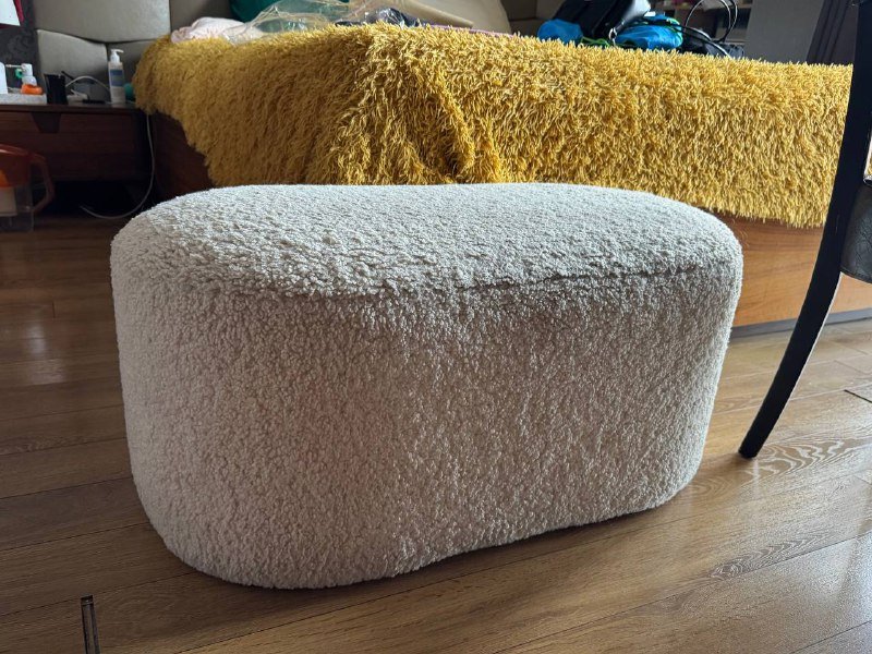 белый и пушистый пуфик jysk