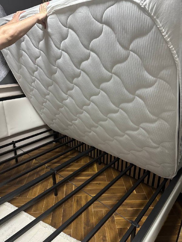 Кровать с матрасом, стол IKEA, стул 4