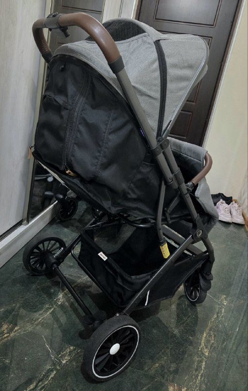 Прогулочная коляска с подстаканником и подарком 3