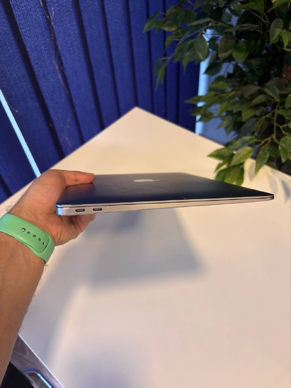 MacBook Air 2018 i5 8/128GB с треснутой рамкой 5