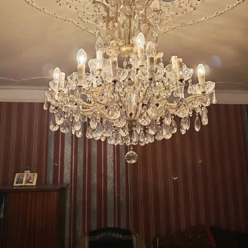 Часы, люстра, столик с зеркалом, шкаф, кровать, тумба, вазы, чашки