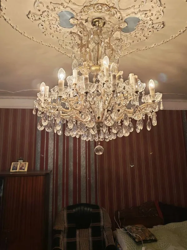 Часы, люстра, столик с зеркалом, шкаф, кровать, тумба, вазы, чашки 1