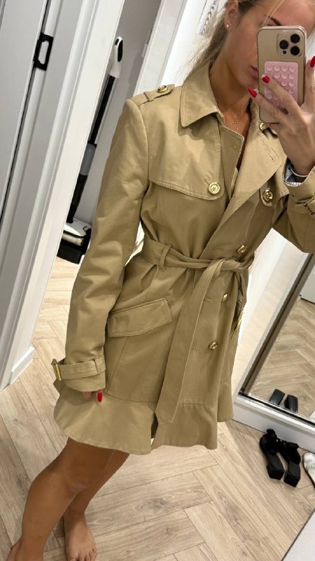 Осенний тренч Juicy Couture и белая теннисная юбка