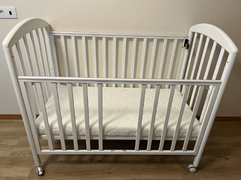 Детская кроватка с матрасом, подушкой, одеялом, текстилем