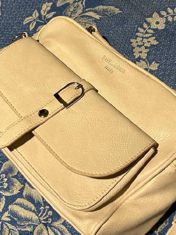 Вместительная сумка с ремешком и тремя отсеками