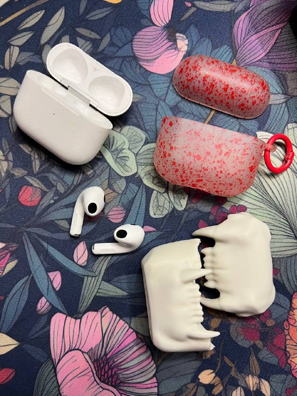 AirPods 3, два чехла 5