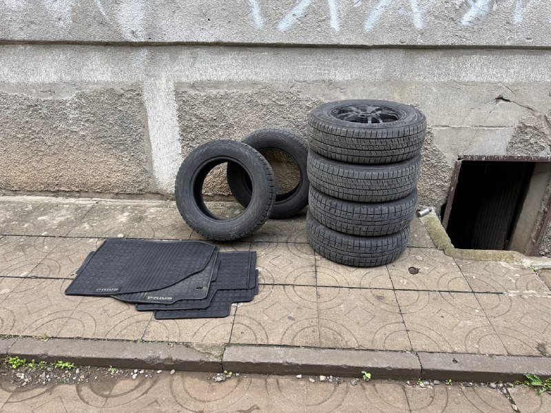 Toyota Prius 2012 г., гибрид, 180000 миль, комплект зимних покрышек 3