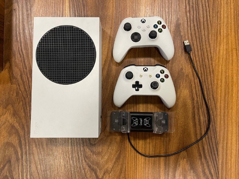 Xbox series S, два контроллера, зарядная база