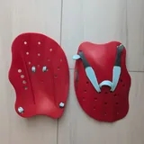 Лопатки для плавания, книга, джинсы Levi's 1